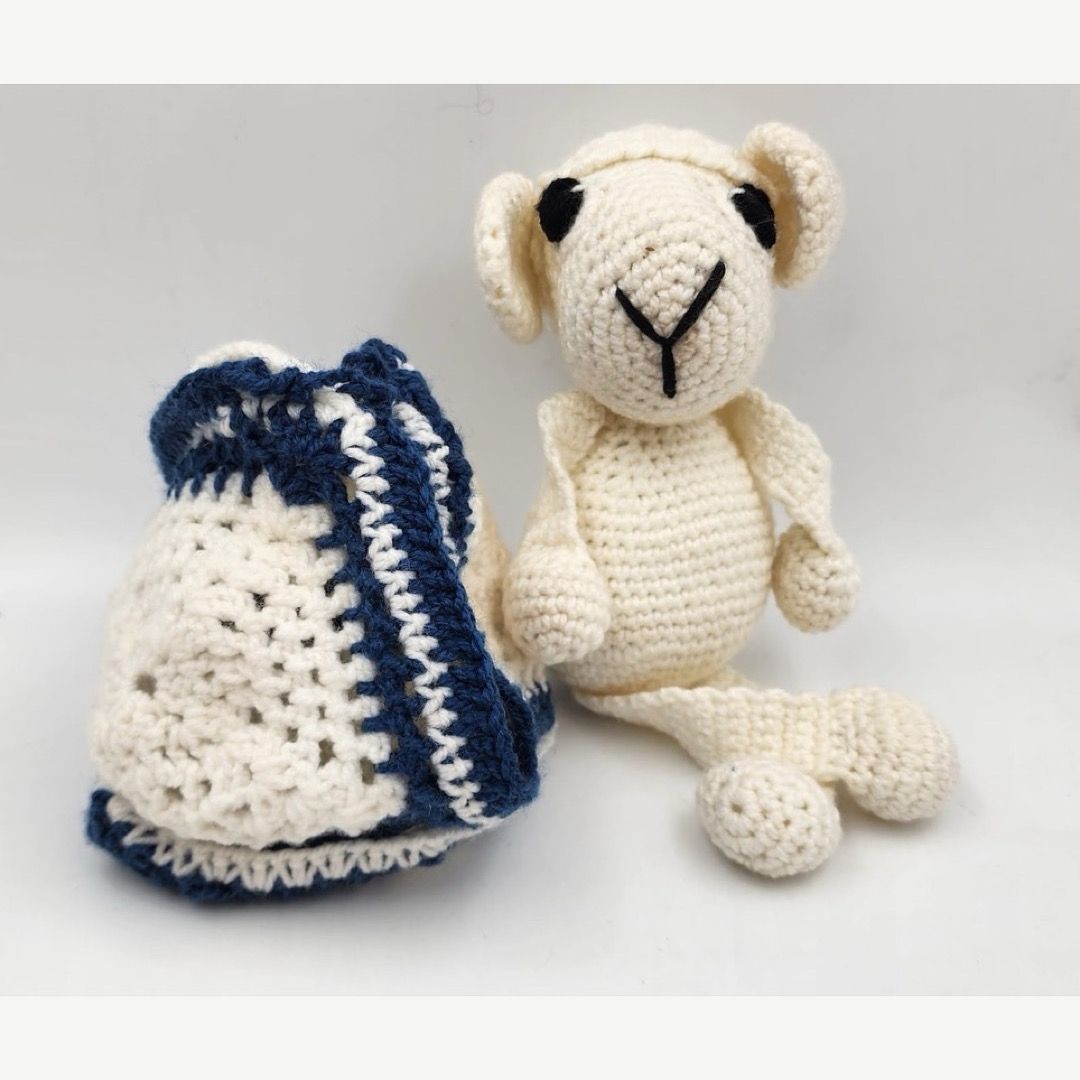 White the sheep with her bag (crochet)